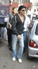 Shahrukh Khan snapped at Filmcity, Mumbai on 11th Oct 2011 (3).JPG